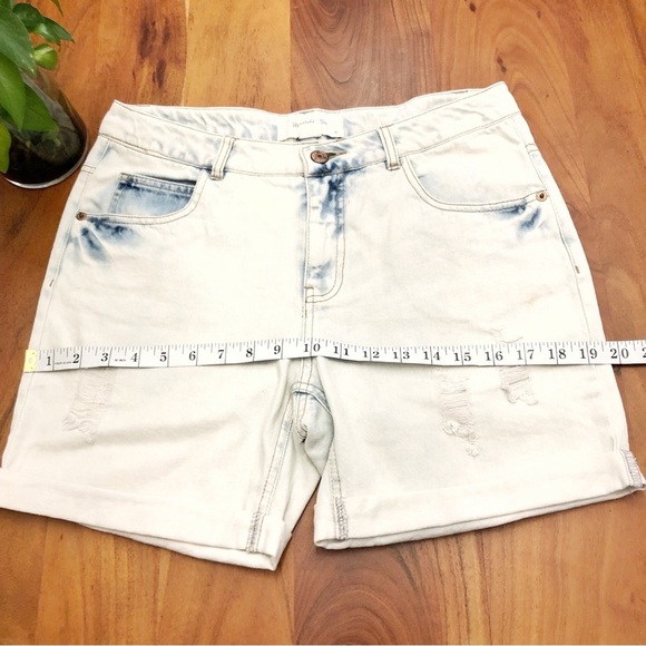Vero Moda High Waisted Light Washed Distressed Denim Shorts. - Picture 6 of 9